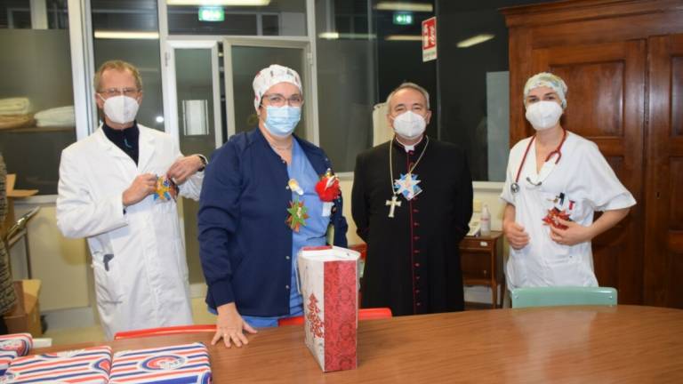 Forlì, auguri e doni nel reparto di pediatria