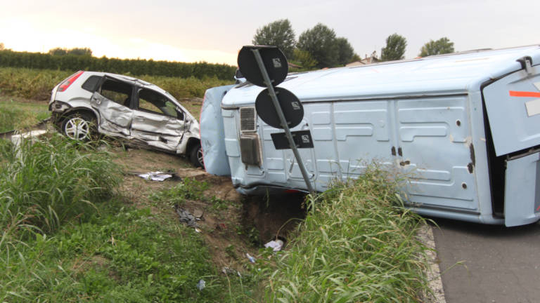 Incidente a Massa Lombarda: scontro tra un'auto con una donna e i tre figli a bordo e un furgone