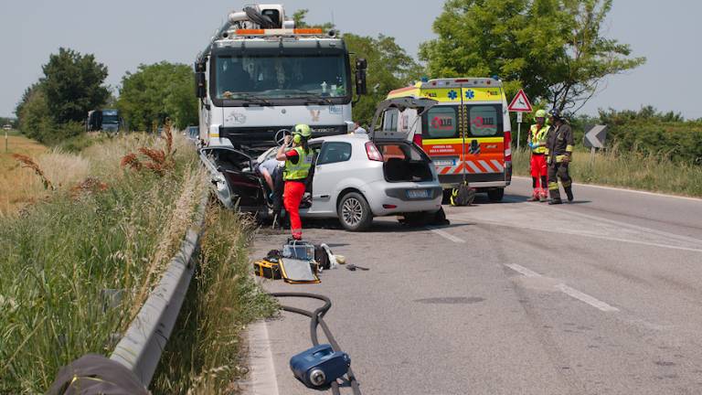 Scontro auto-camion sulla Reale alle porte di Alfonsine, gravissimo 20enne