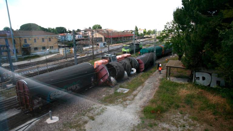 Ravenna, si scontrano un locomotore e un treno merci: due vagoni ribaltati VIDEOGALLERY