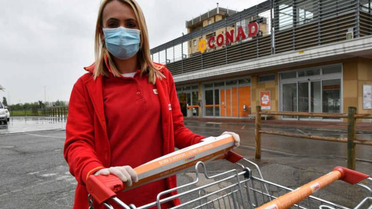 Coronavirus, a Forlì coprimaniglie per i carrelli dei supermercati