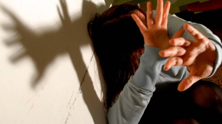 Rimini. Abusata a 13 anni dal patrigno, registra le violenze con il telefono e lo fa arrestare