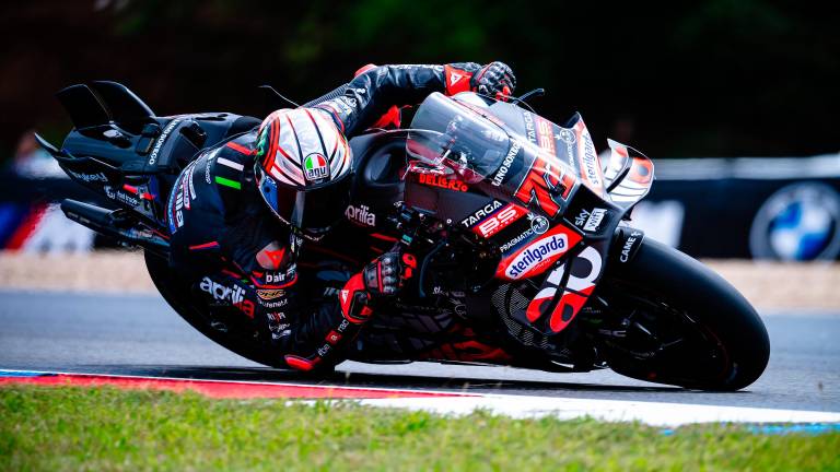 Marco Bezzecchi in azione durante le prove del venerdì sul circuito di Brno
