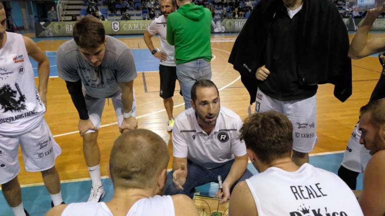Basket B, svolta ai Raggisolaris: esonerato il coach Alberto Serra