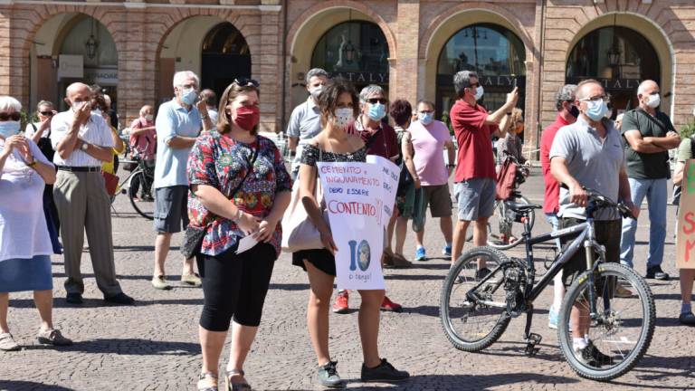 Forlì, cittadini in piazza contro il nuovo centro commerciale