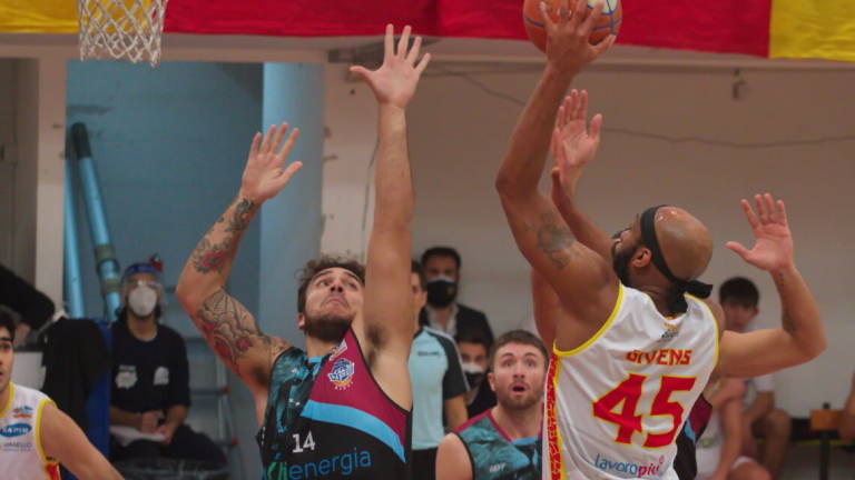 Basket A2, si ferma la striscia vincente dell'OraSì (81-67)