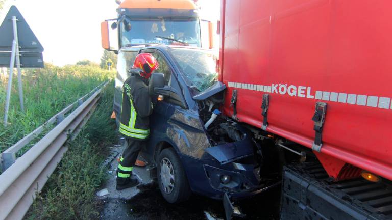 Ravenna, incidente: auto schiacciata da due Tir sulla Romea dir, giovane miracolato dopo un tamponamento - Gallery