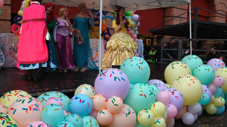 Forlì. “Il Carnevale dei desideri” ha riempito piazza Saffi con spettacoli, musica, colori e tanta allegria FOTOGALLERY