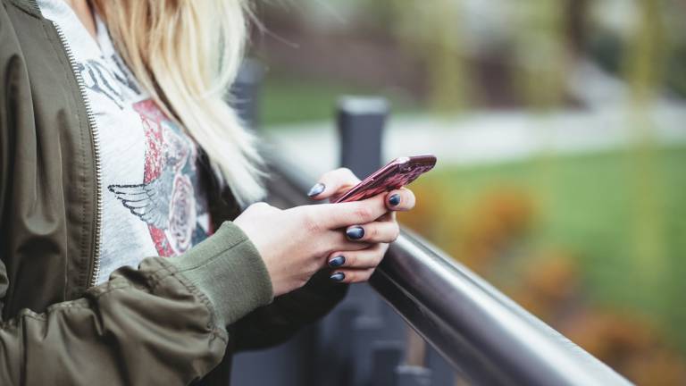 Dal cibo ai social: in Italia quasi 2 milioni di giovani a rischio dipendenze