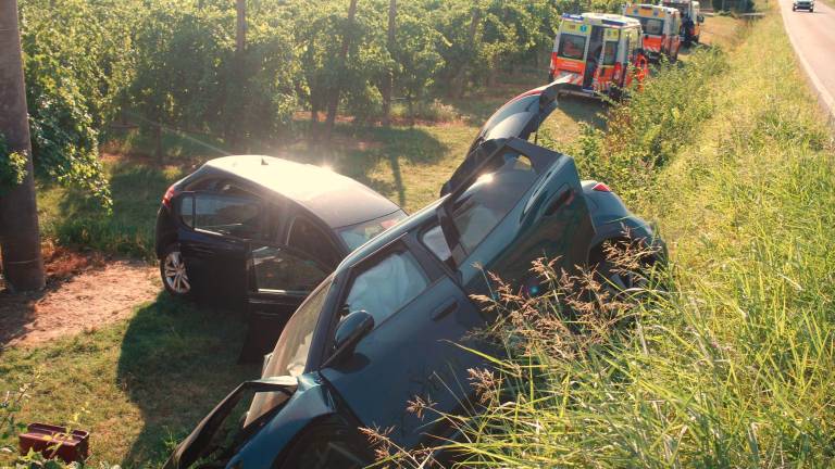 Lugo, scontro all’incrocio per una mancata precedenza: due auto nel fosso, sei persone coinvolte