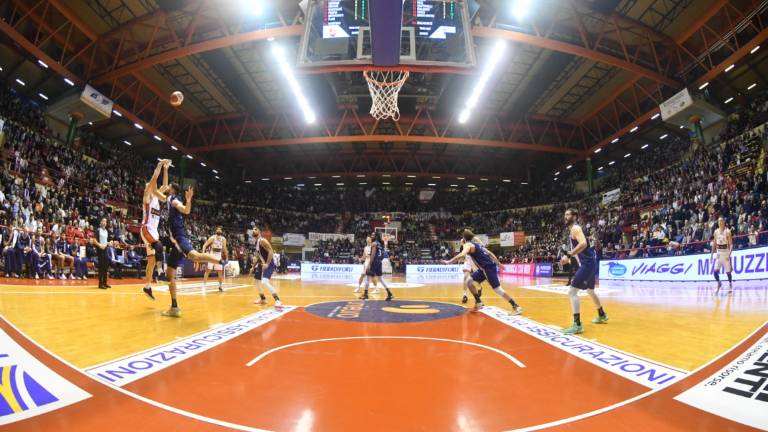 Forlì, fumogeno lanciato al derby di basket: 5 anni di Daspo a 45enne tifoso dell'Unieuro