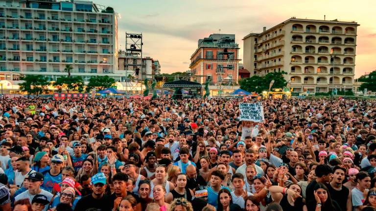 Riccione Music City, il ciclone Geolier: in migliaia sotto il palco di piazzale Roma
