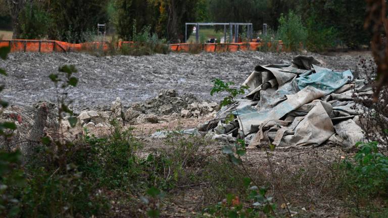 Il laghetto del parco Urbano danneggiato dall’alluvione del 2023 (foto Blaco)