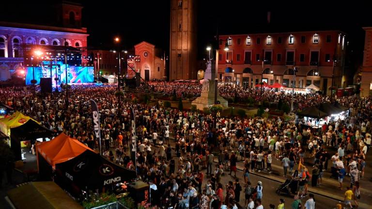 Forlì, Piazza Saffi in festa ma senza il pienone per il concerto di Radio Bruno - Gallery