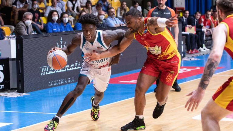 Basket A2 play-off, Cantù concede il bis (79-69) e ora l'OraSì Ravenna ha le spalle al muro