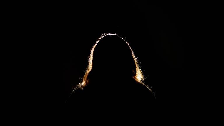 Ravenna, si piazza sulla ciclabile e lancia sassi contro le auto in transito: 39enne arrestata