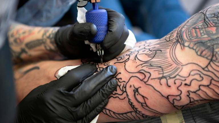 Forlì, nuove norme per i tatuaggi con il consenso informato: “Ecco come funziona”