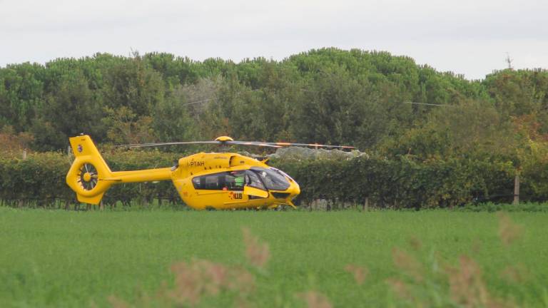 Ravenna, colpito dal trattore mentre fa manutenzione: 85enne finisce all’ospedale