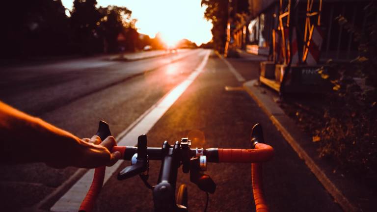 Non è mai troppo caldo per andare in bici: basta essere allenati e ben riforniti