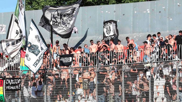 I tifosi del Cesena presenti nella passata stagione allo stadio Martelli di Mantova (foto Rega)