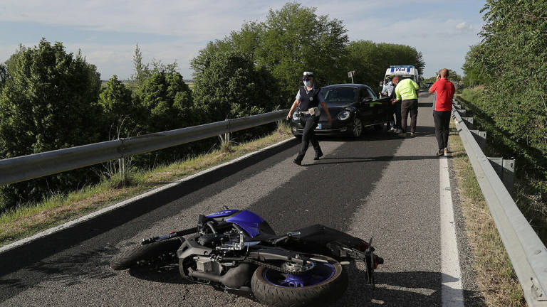 Ravenna, 25enne cade in moto a San Marco. Ferito a un ginocchio