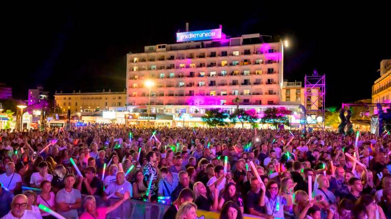 Riccione, piazzale Roma gremito per “Nostalgia 90” - Gallery