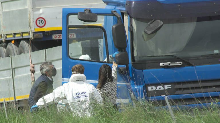 Ravenna, camionista trovato morto nel tir: disposta l’autopsia