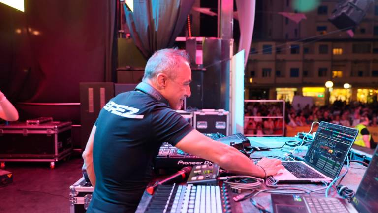 Cesenatico, piazza Costa gremita per la Notte Rosa - Gallery