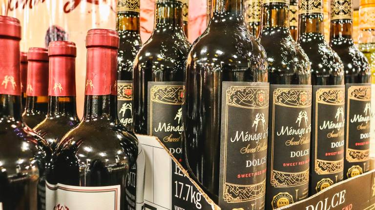 Cesenatico, sorpresi per due volte a rubare alcolici al centro commerciale: denunciati un uomo e una donna