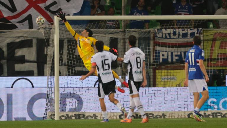 Alessandro Siano vola fino all’incrocio dei pali e accompagna fuori con lo sguardo la punizione calciata da Matteo Brunori (Zanotti)