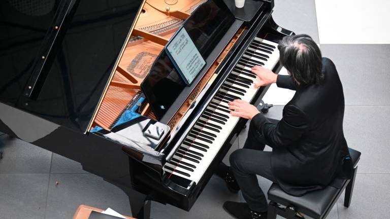 Forlì, Antonio Casanova suona per 8 ore in ospedale: “La musica rompe le barriere della malattia” VIDEO GALLERY