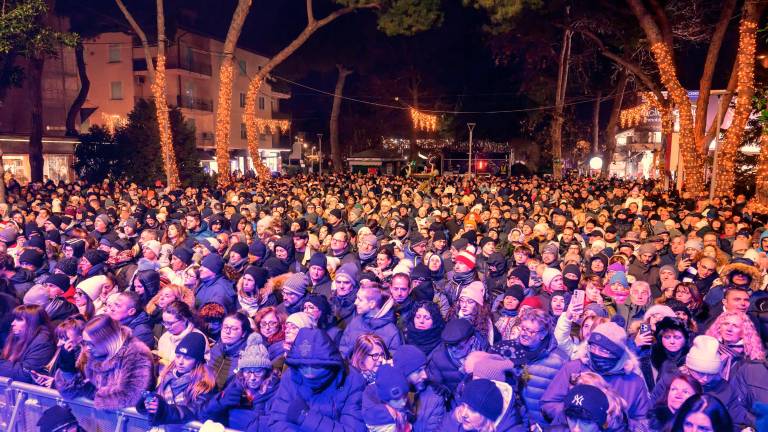 Riccione. Bagno di folla in piazzale Ceccarini per il concerto dei The Kolors