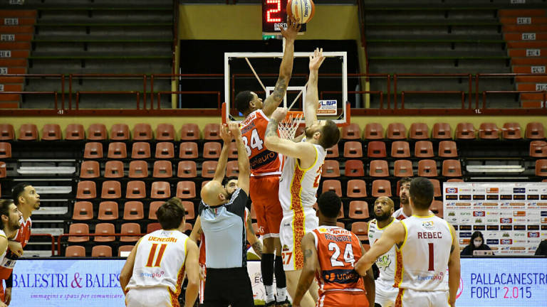 Basket A2, doppio esordio in trasferta: Chieti-Unieuro e Cento-OraSì