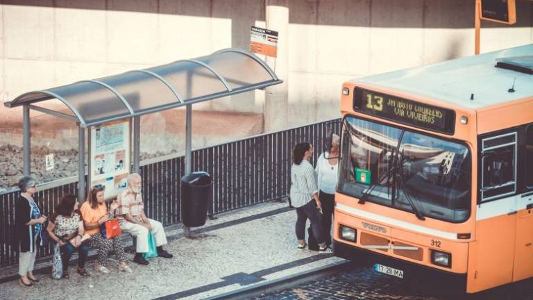 Ubriaco si piazza davanti al bus a Forlì per salire a forza, denunciato