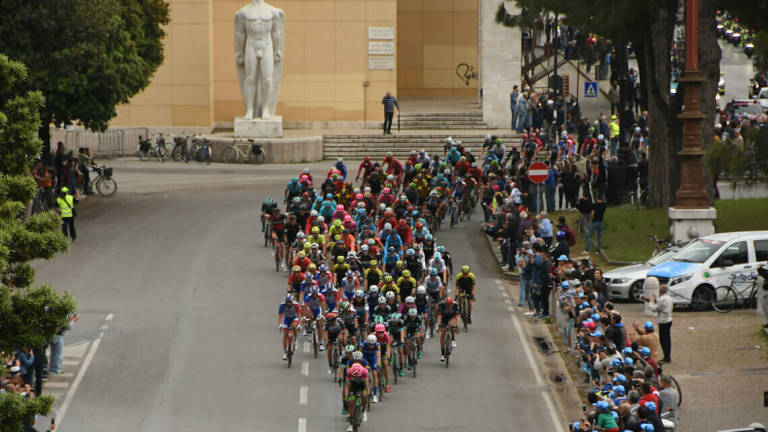 Forlì, il Giro d'Italia in piazza Saffi