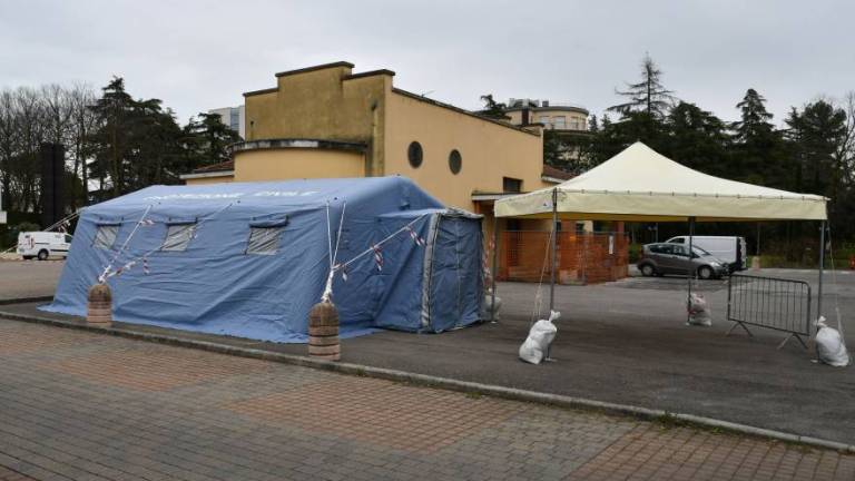 Forlì, in auto nella tenda Covid-19: effettuati 27 tamponi