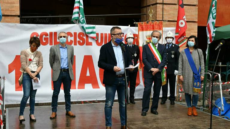 Forlì, sindacati in piazza ma allarme per il Centro commerciale