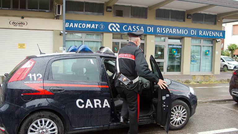 Ravenna, rapina in banca. Dipendenti legate dai banditi