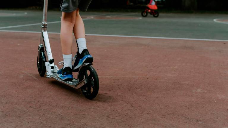 Rimini, ruba il monopattino e 25 euro a un 15enne: la Polizia rintraccia e arresta un rapinatore di appena 19 anni