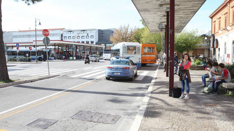 Varco bus alla stazione ferroviaria di Cesena: multe da lunedì