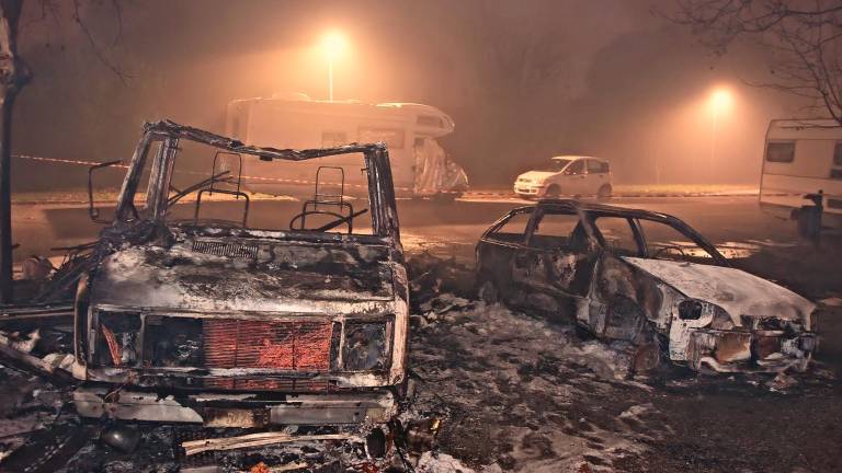 Ravenna. Fiamme in via Chiavica Romea, distrutti un camper e un’auto