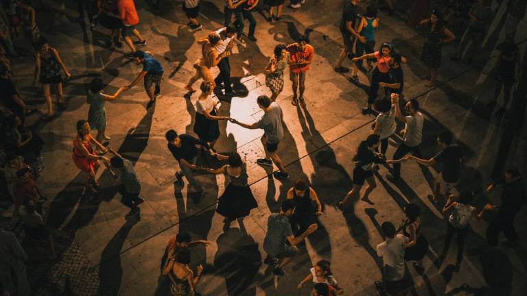Bellaria, sala da ballo abusiva nella zona artigianale: la polizia locale ferma la musica