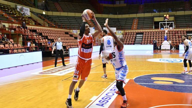 Basket A2, l'Unieuro debutta vincendo in rimonta