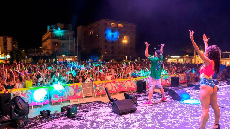 Riccione, piazzale Roma gremito per “Nostalgia 90” - Gallery