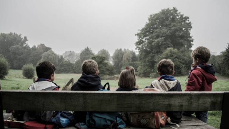 Si cercano vigili civici per proteggere i bambini all’uscita dalle lezioni