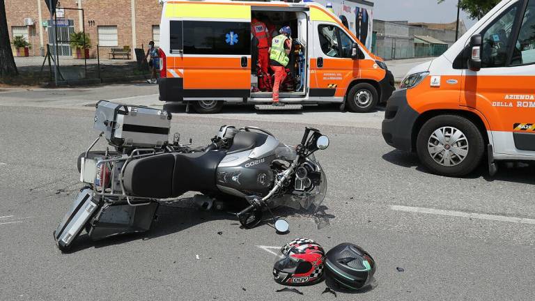 Ravenna, incidente auto-moto davanti al Pala De Andrè. Coppia ferita non in modo grave