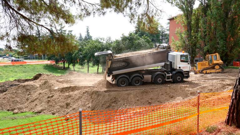 Imola, Roi: «Con la terra del lungofiume livelleranno l’area verde Gullace». I lavori sono cominciati e i camion stanno scaricando