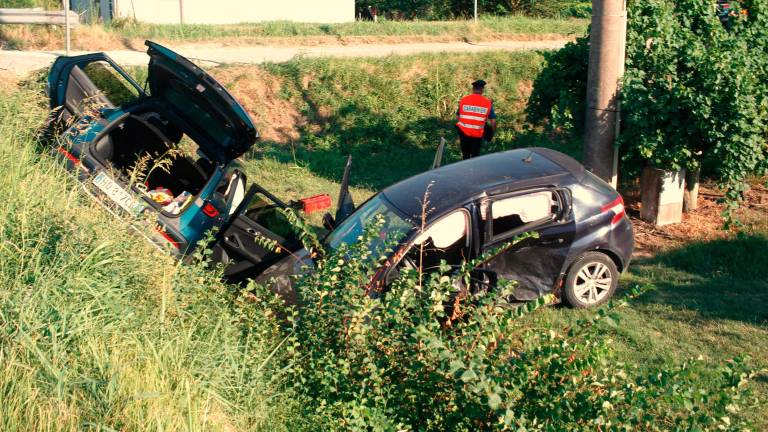 Lugo, scontro all’incrocio per una mancata precedenza: due auto nel fosso, sei persone coinvolte