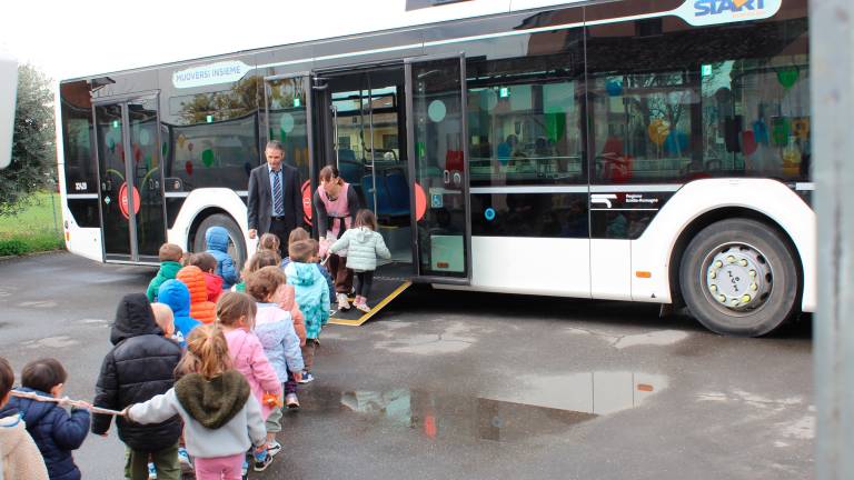 I bimbi e le bimbe dell’asilo Baby Birba sull’autobus Start portato da Grilli