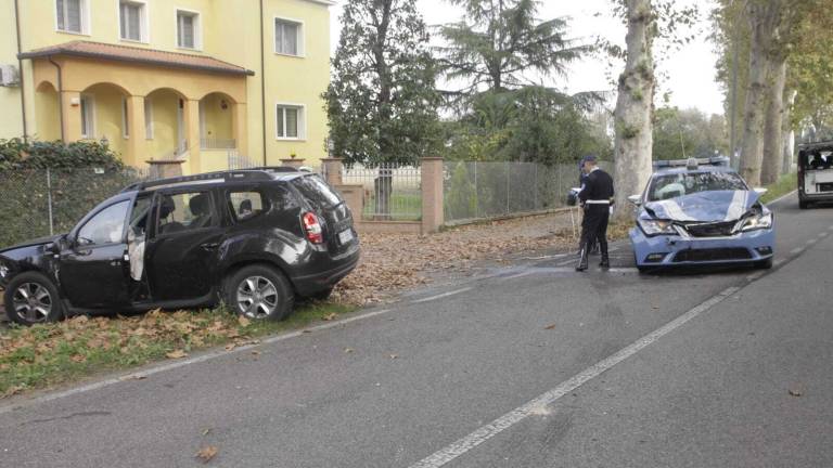 Scontro tra un suv e l'auto della Polizia, quattro feriti a Lugo